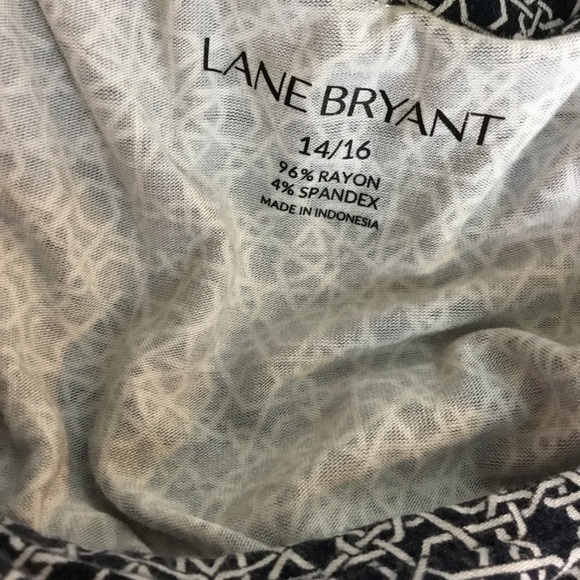 Lane Bryant 14/16 blue and white geometric patterned short sleeve blou… - Picture 9 of 16